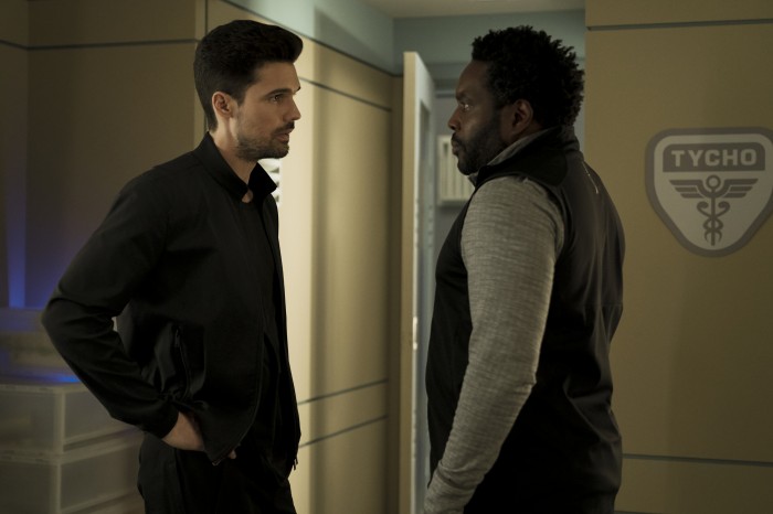 Steven Strait als James Holden und Chad Coleman als Fred Johnson